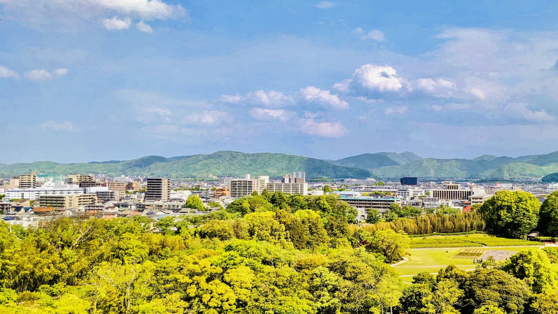 晴天の岡山市の市街地と緑地の眺め