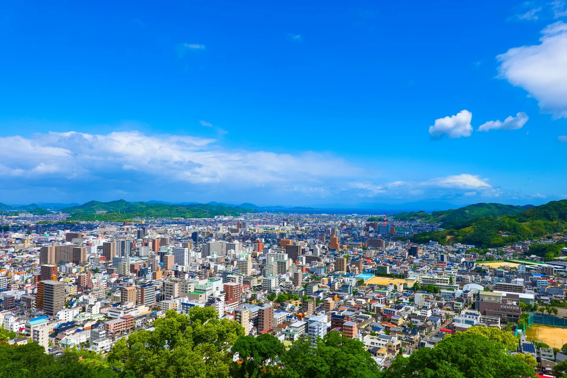 瀬戸内海を望む松山市の市街地の眺め
