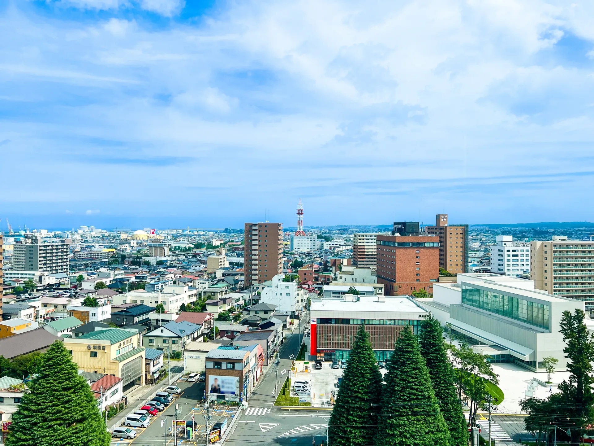 青森県の街並みと自然豊かな風景
