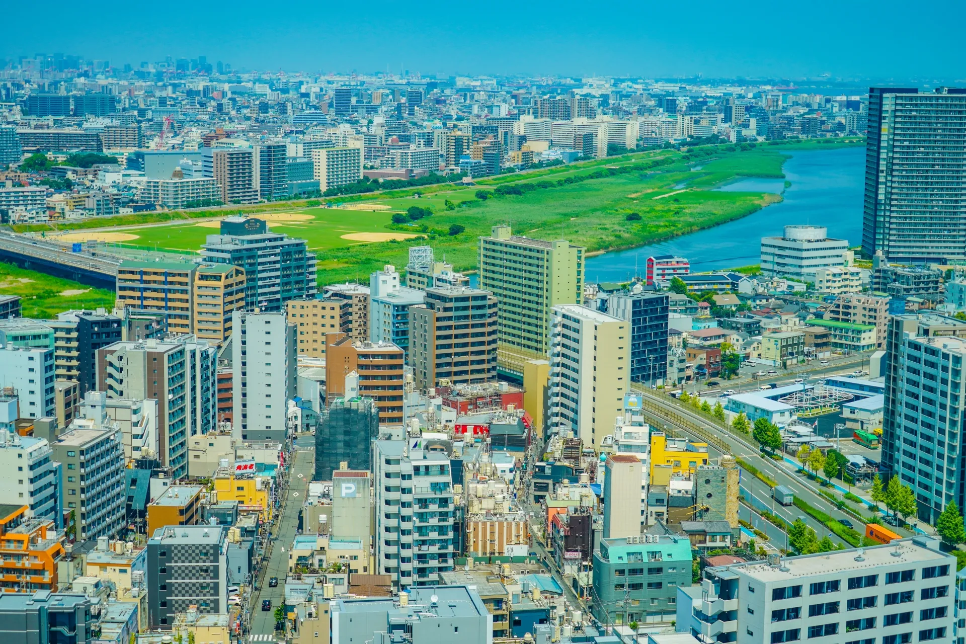 武蔵小杉のタワーマンションと川崎の市街地の眺め