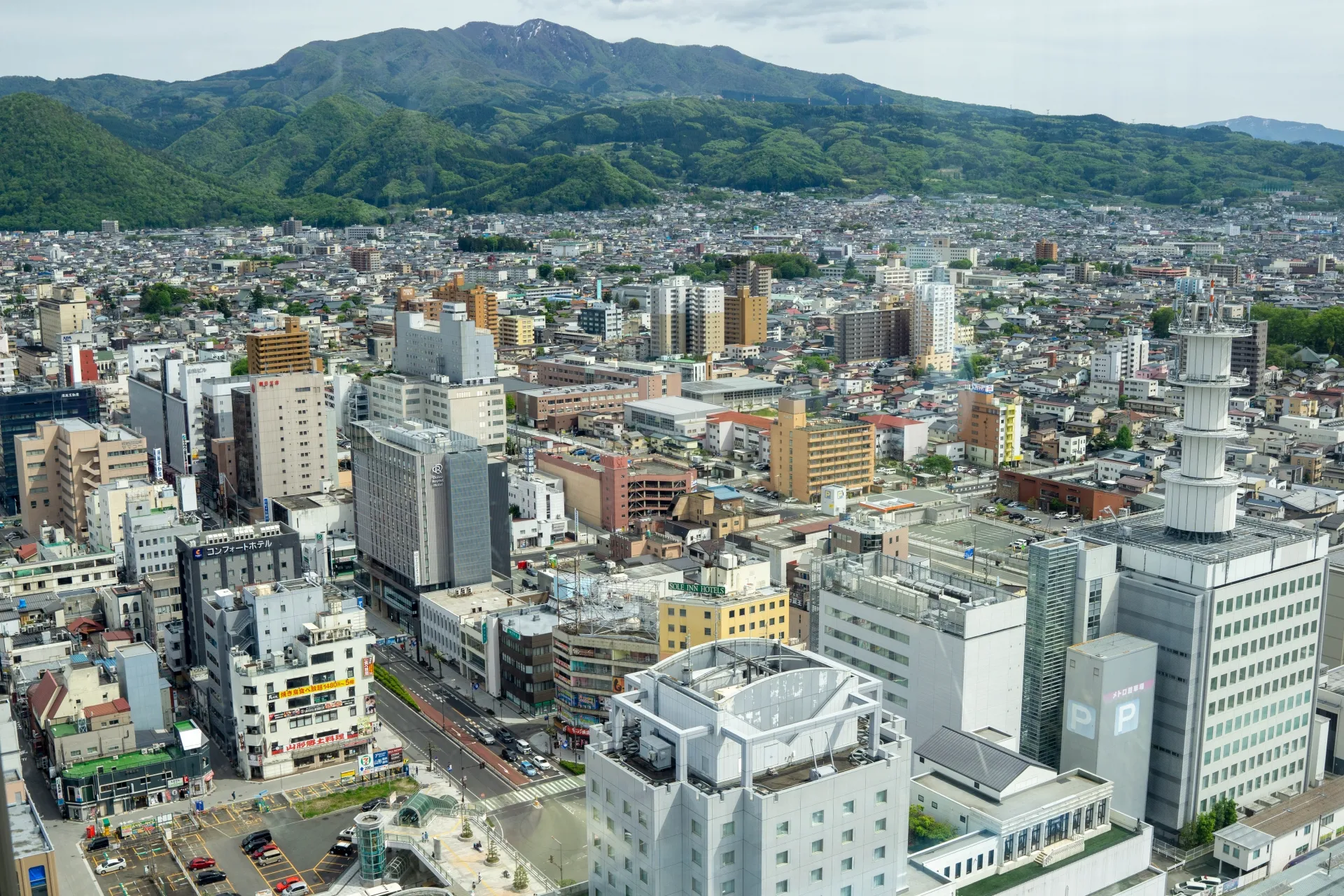 山形県の街並みと山並みの風景