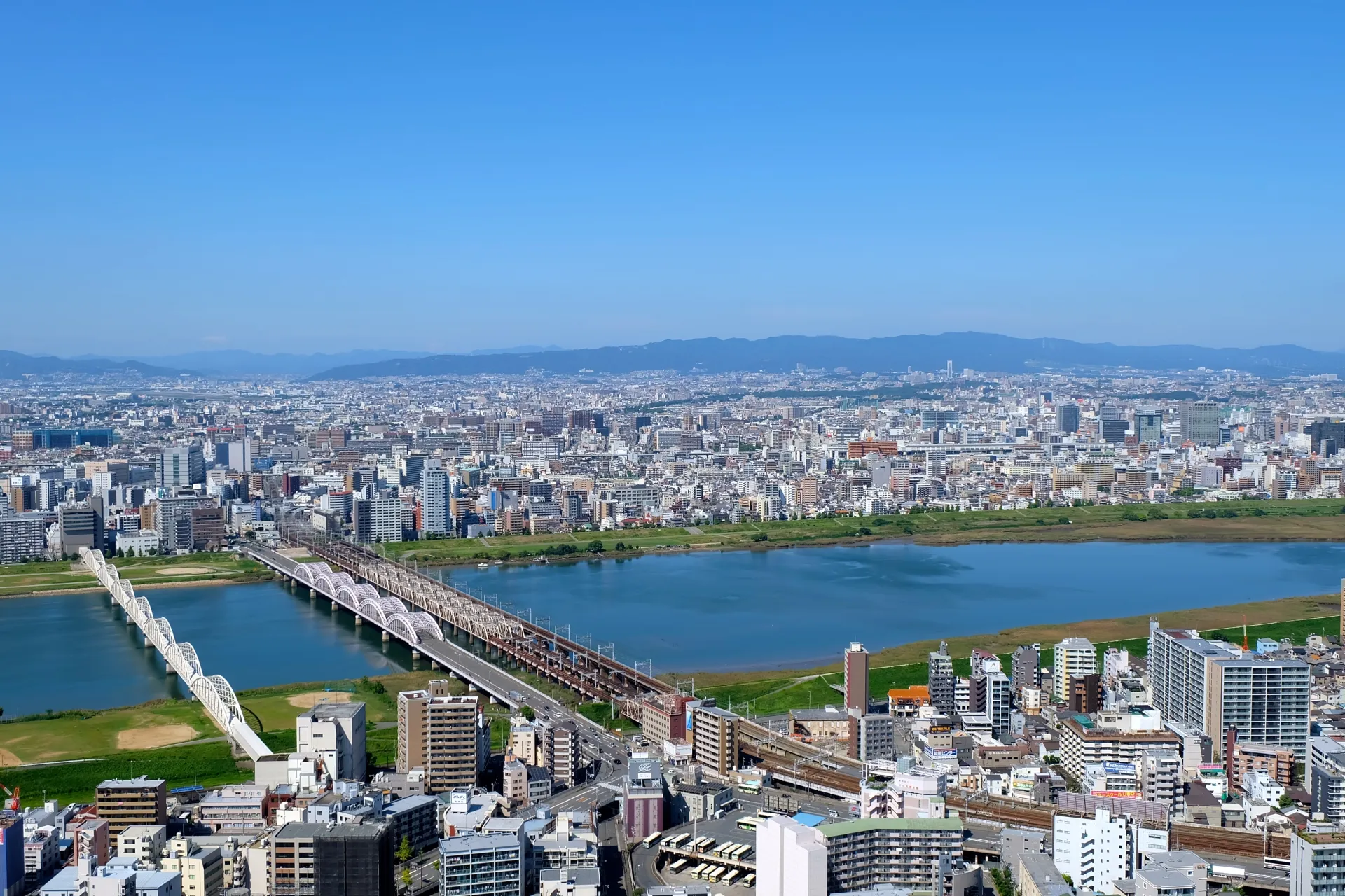 梅田の高層ビル群と大阪市の市街地の眺め