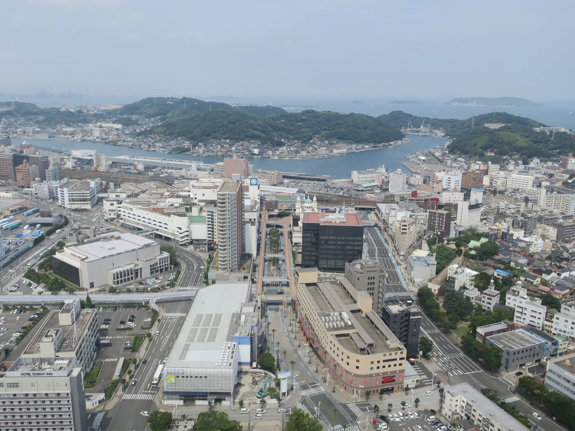 海と市街地を望む山口県の街並み