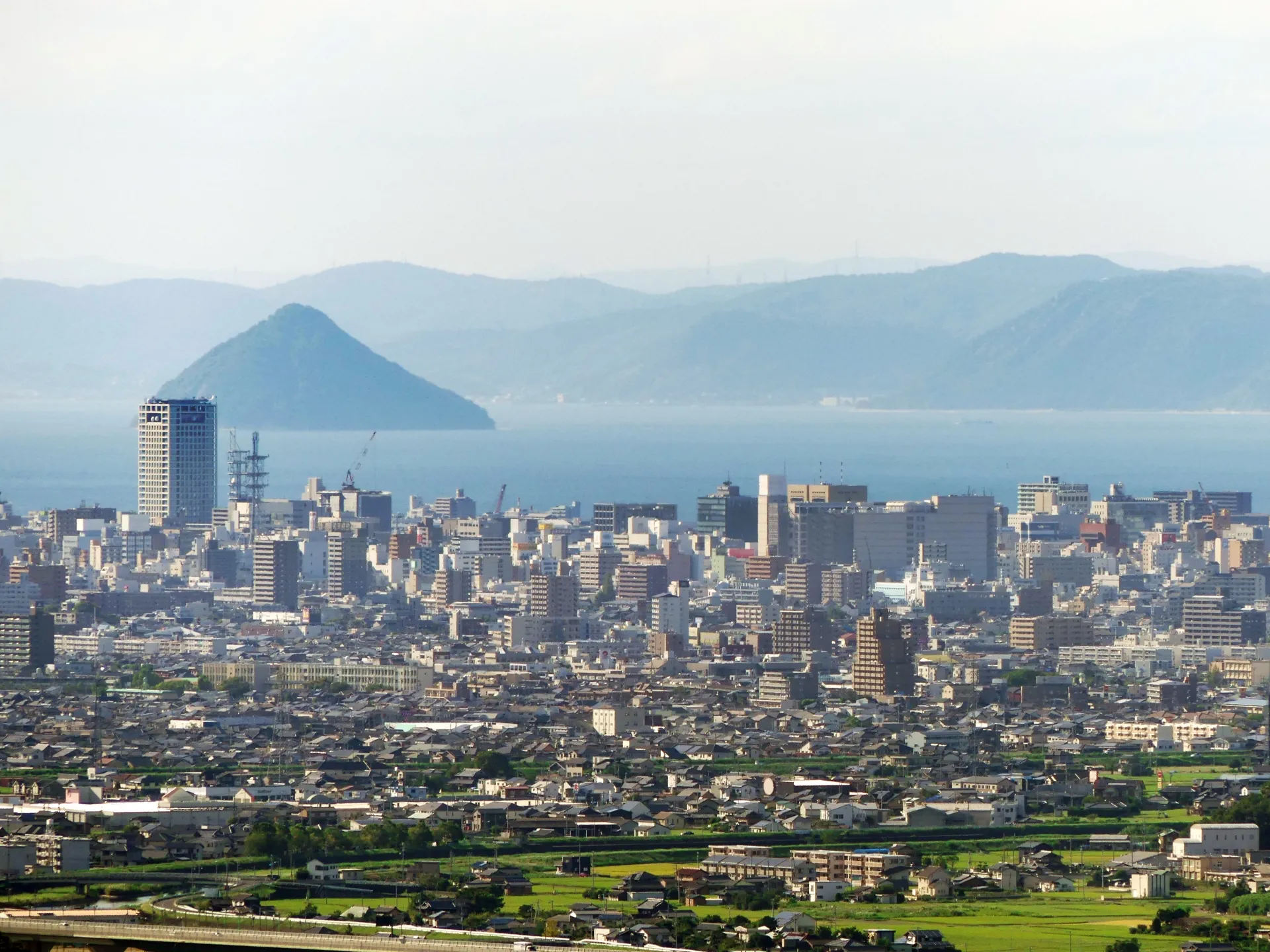 讃岐平野と瀬戸内海を望む高松市の市街地の眺め