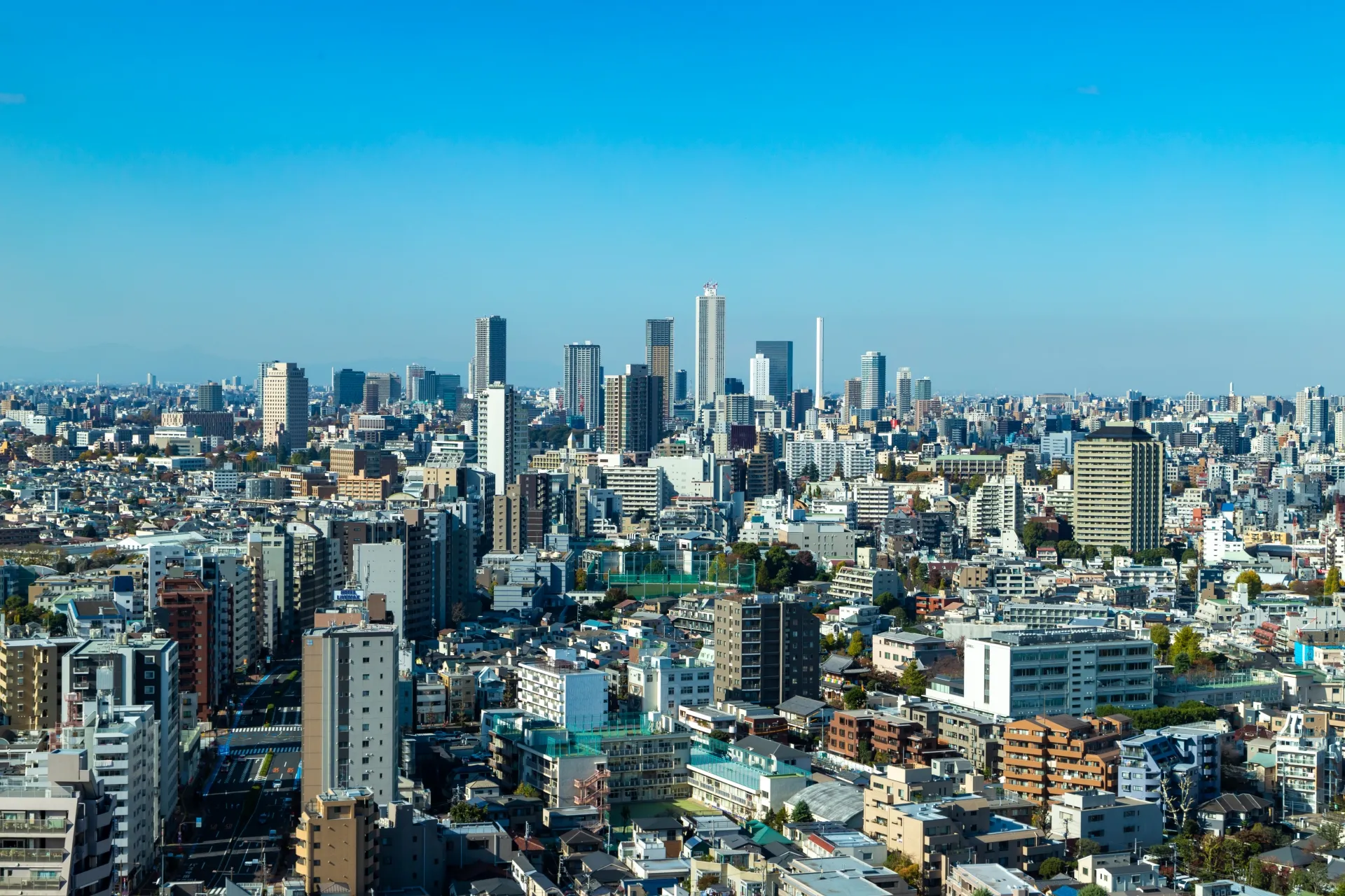 高層ビルと住宅街が広がる東京都の街並み