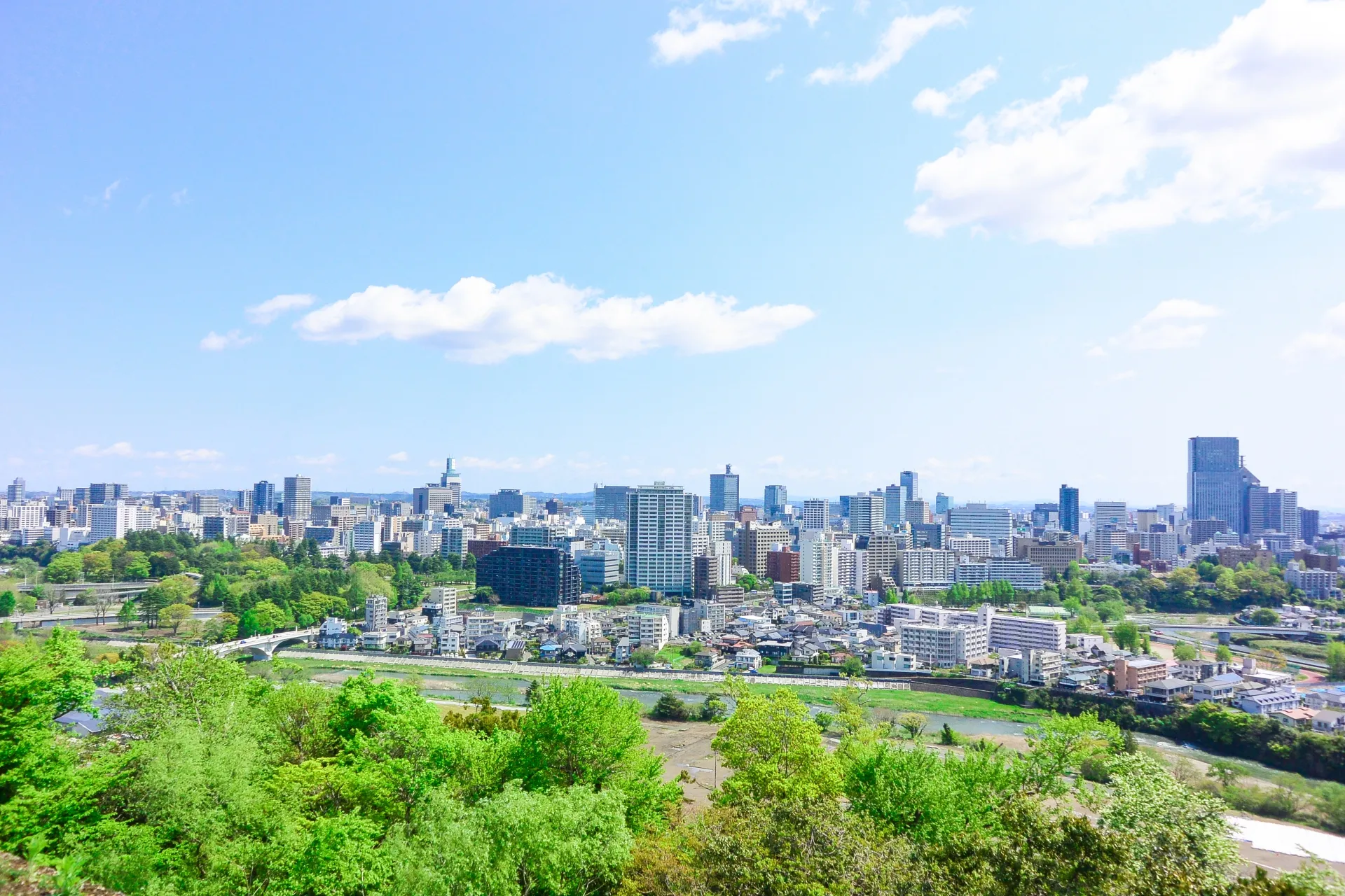 仙台の街並みと広瀬川の眺め