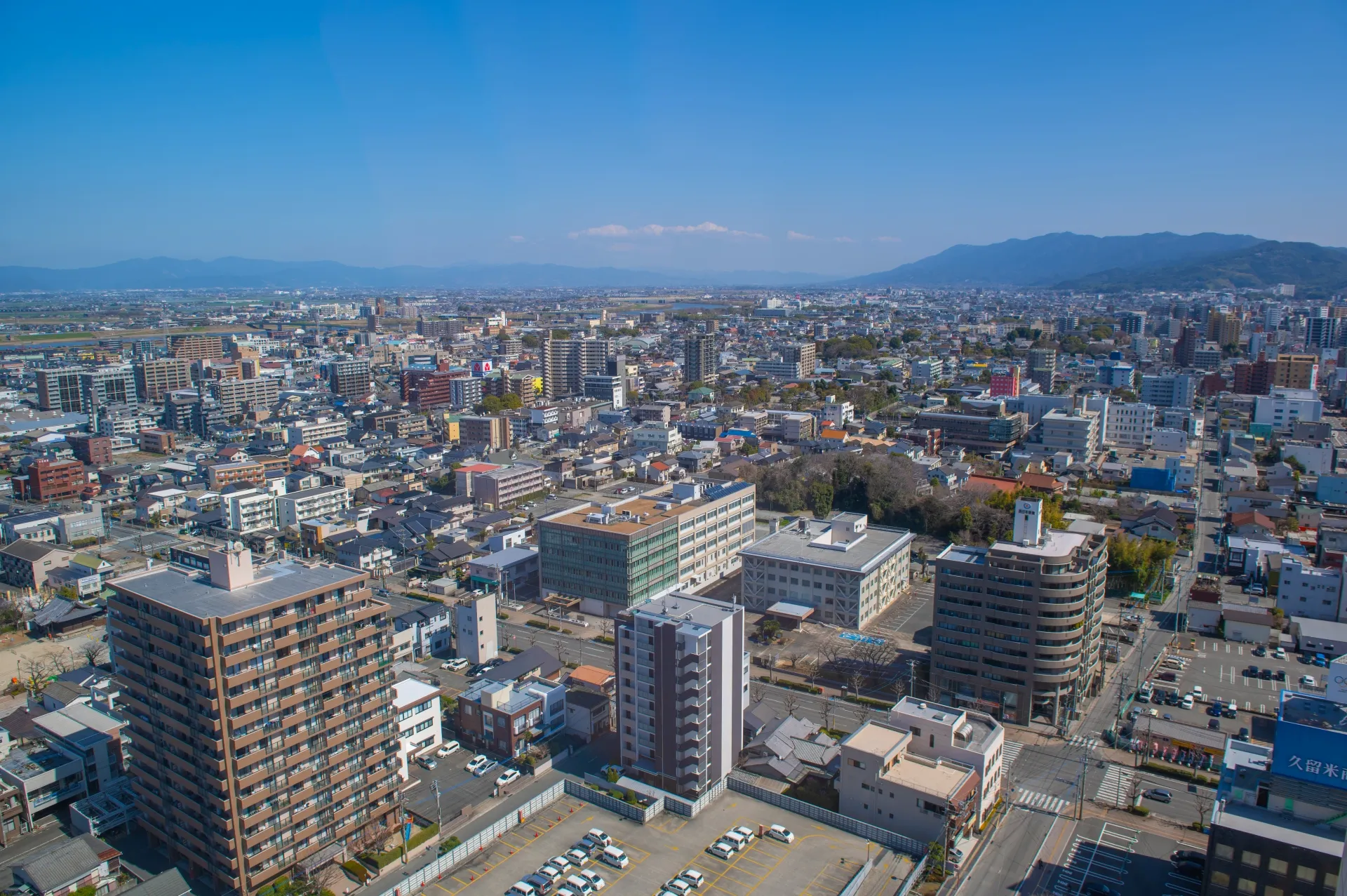 久留米の市街地を見下ろした眺めと、遠くに連なる山並み