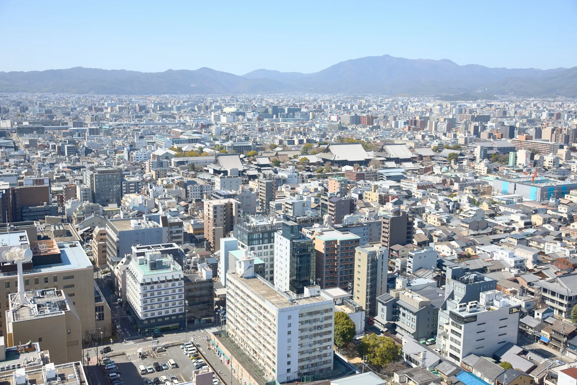 京都の町家が並ぶ街並みと東山の眺め