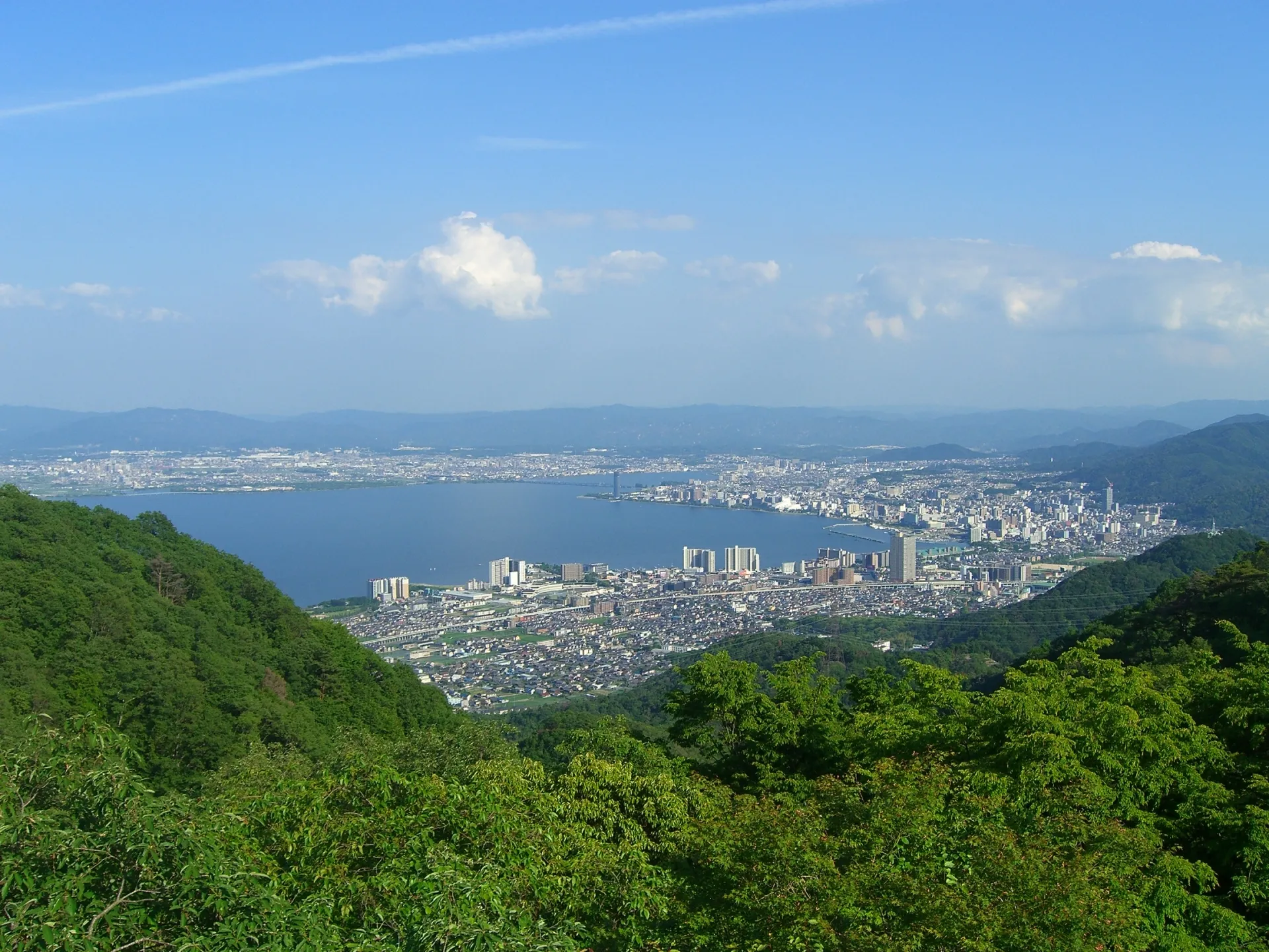 琵琶湖と大津・草津の街並みを望む滋賀県の眺め