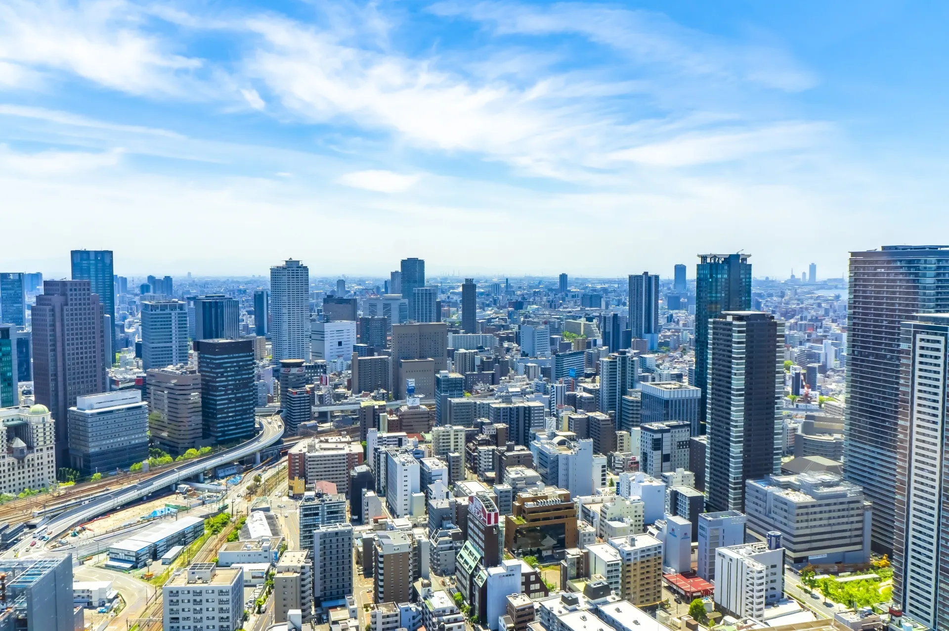 梅田の高層ビル群と大阪の街並み