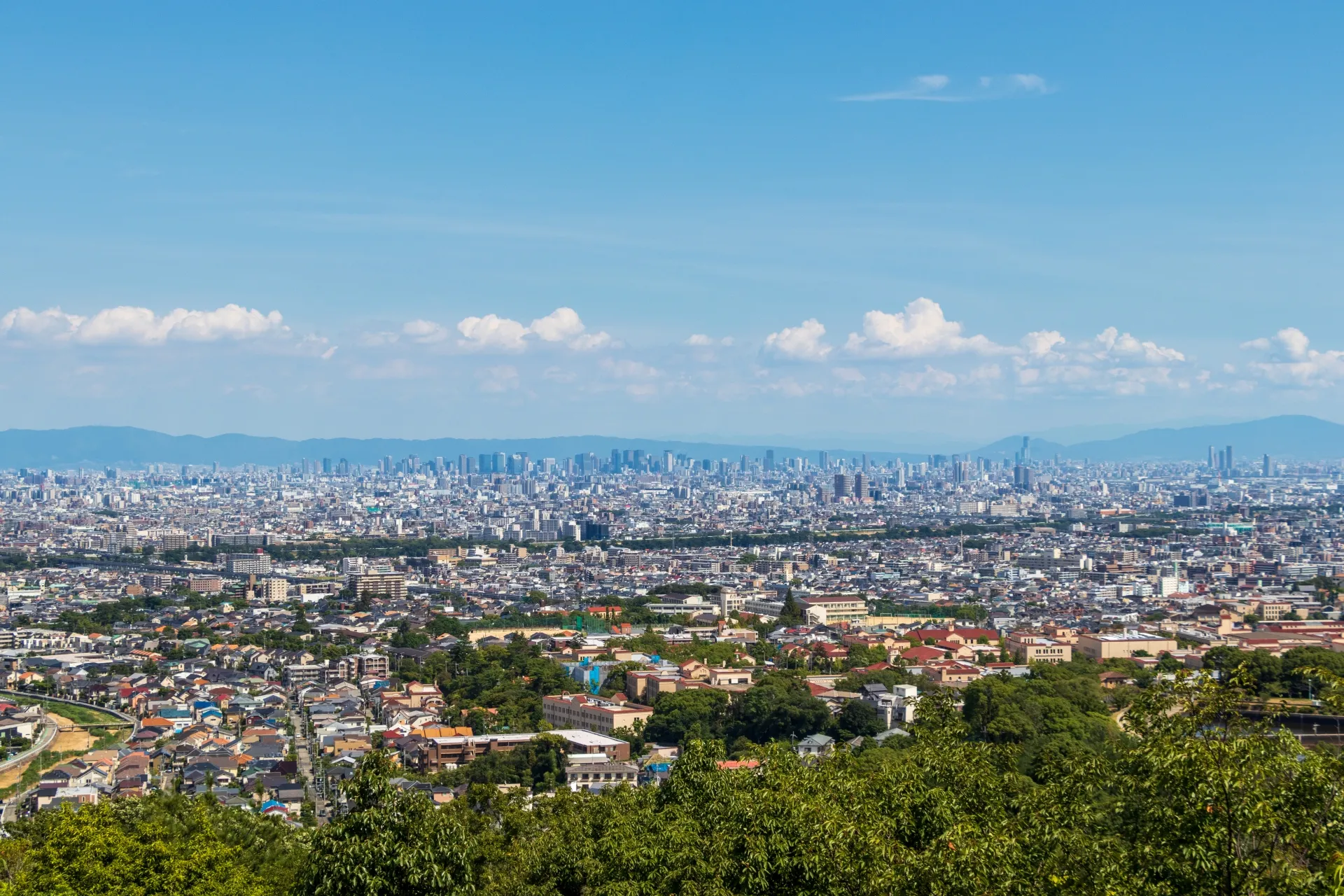 西宮・芦屋など阪神間の高級住宅地と六甲山の眺め