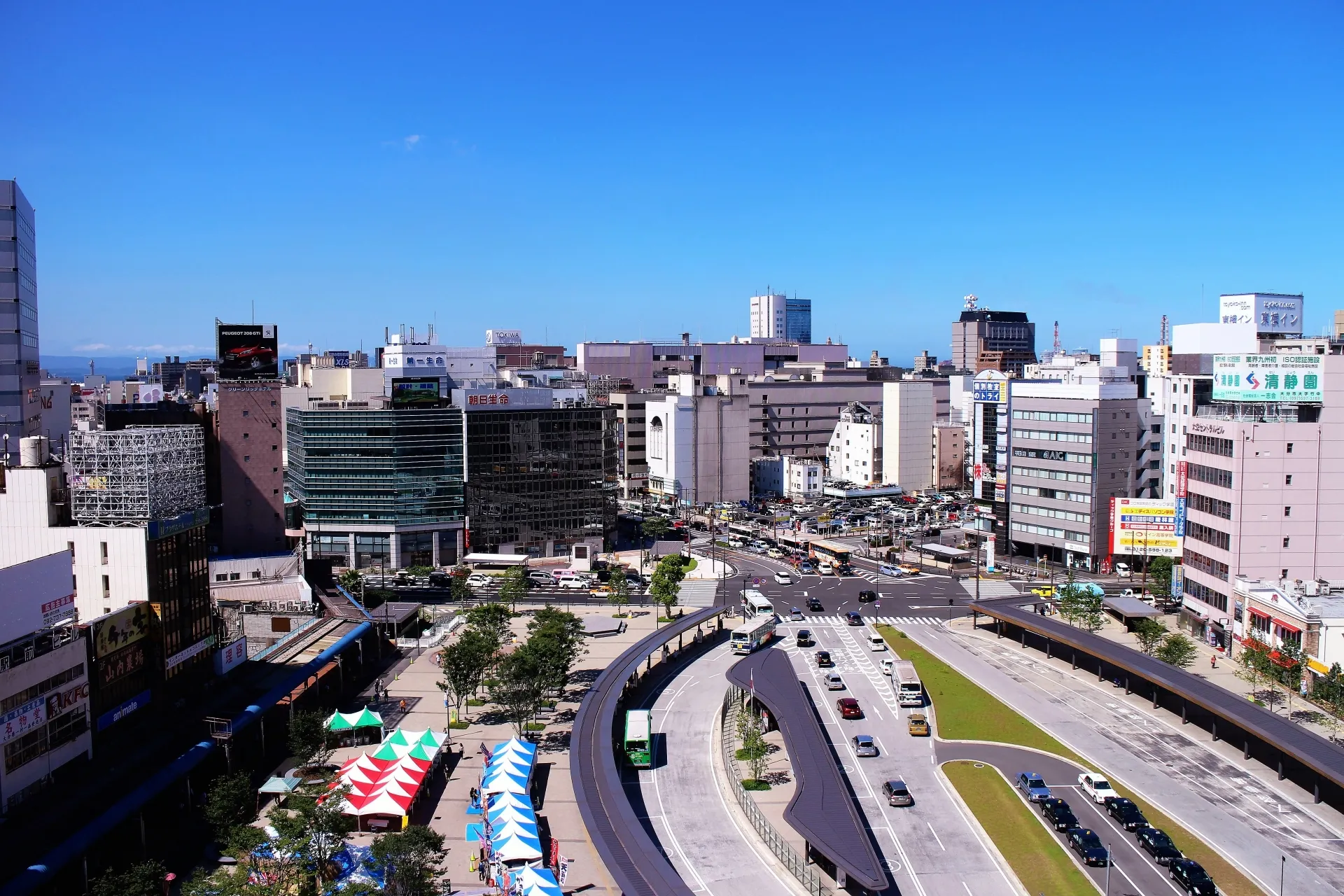 青空が広がる大分駅前の市街地