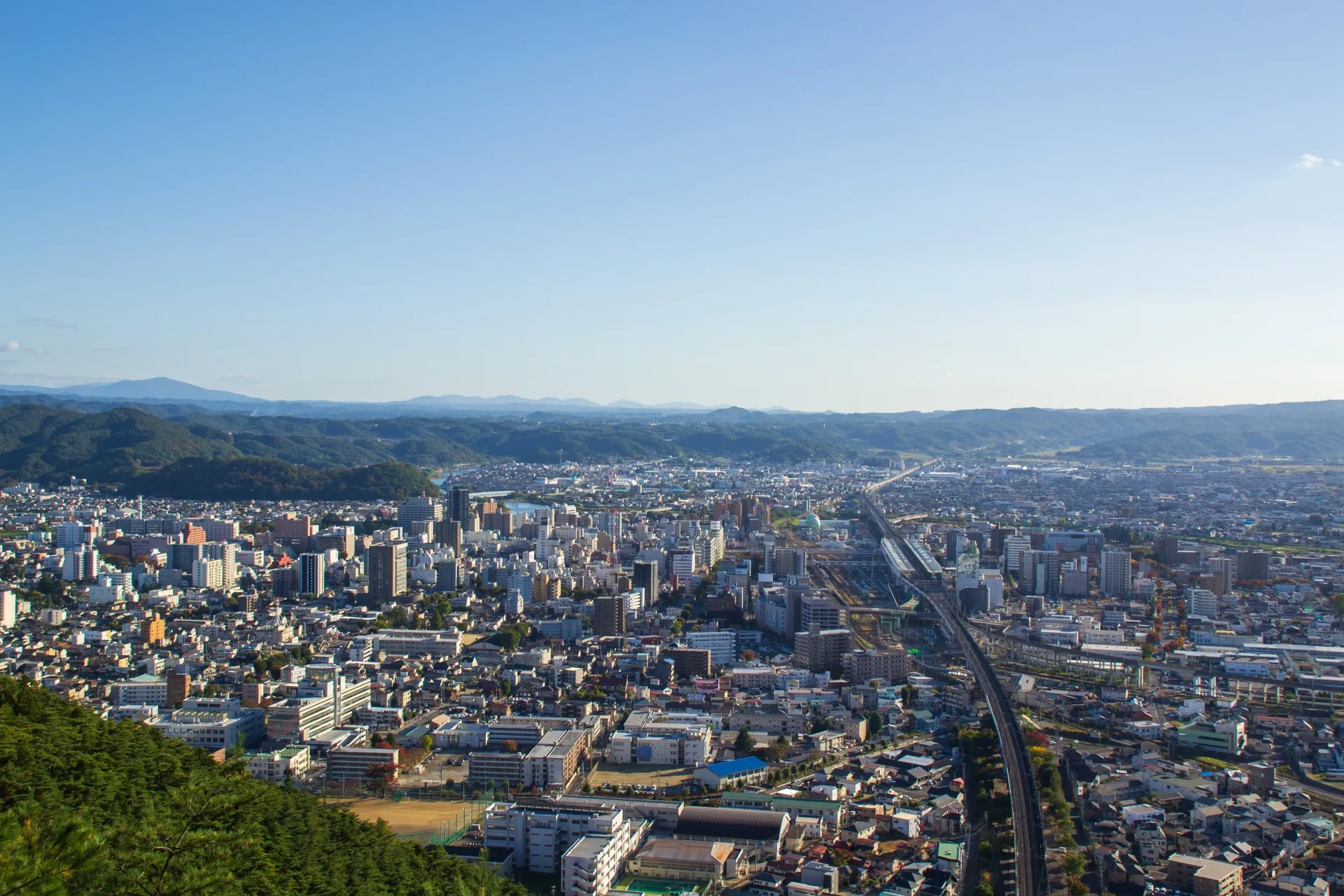 磐梯山を望む福島県の住宅街の眺め