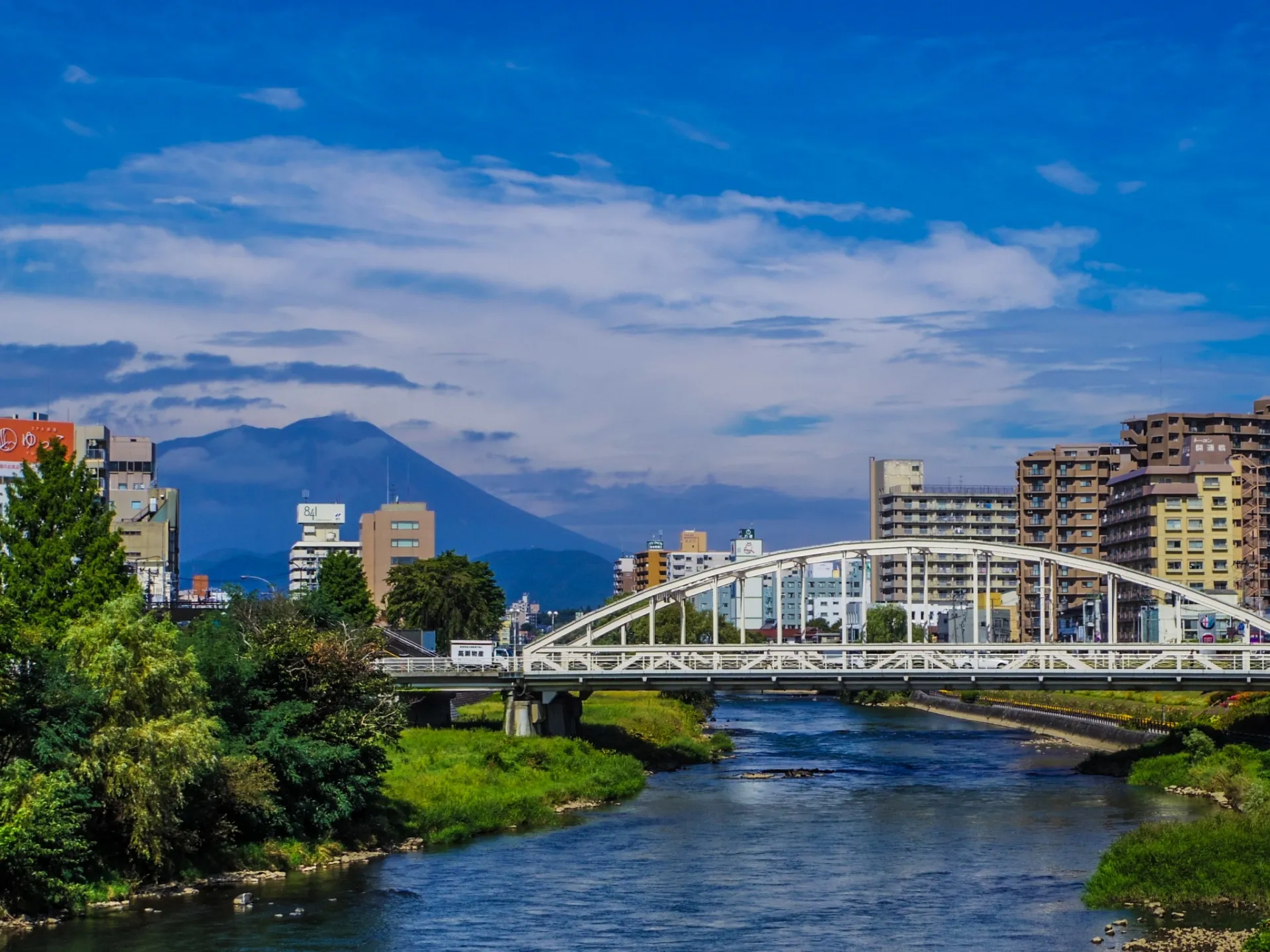 岩手県の街並みと山並みの風景