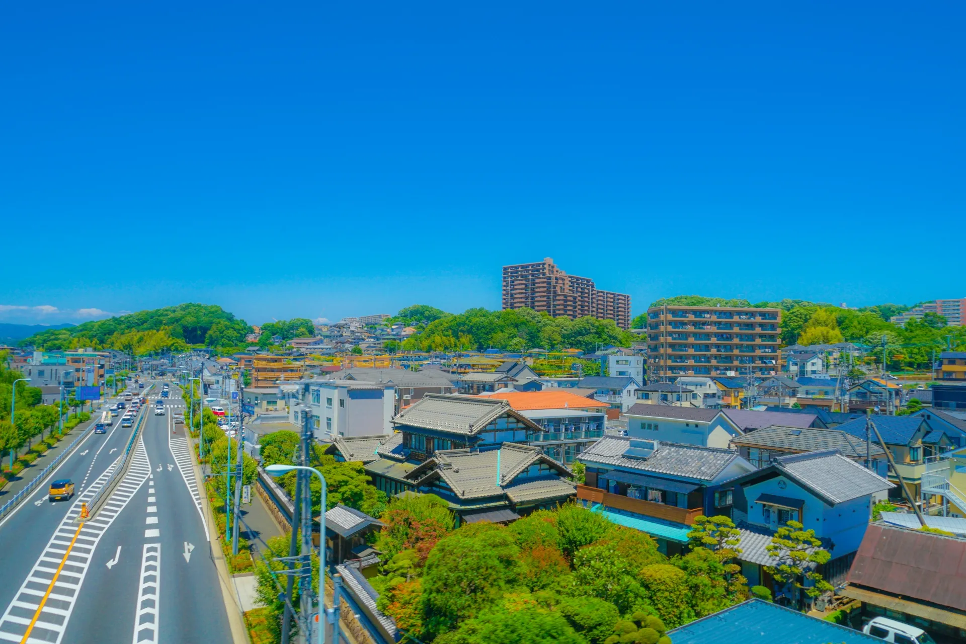 丘陵と住宅街が広がる東京・多摩エリアの眺め