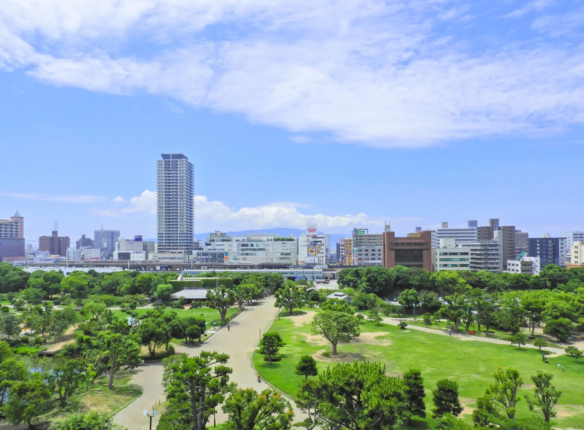姫路城と播磨の郊外の住宅街の眺め