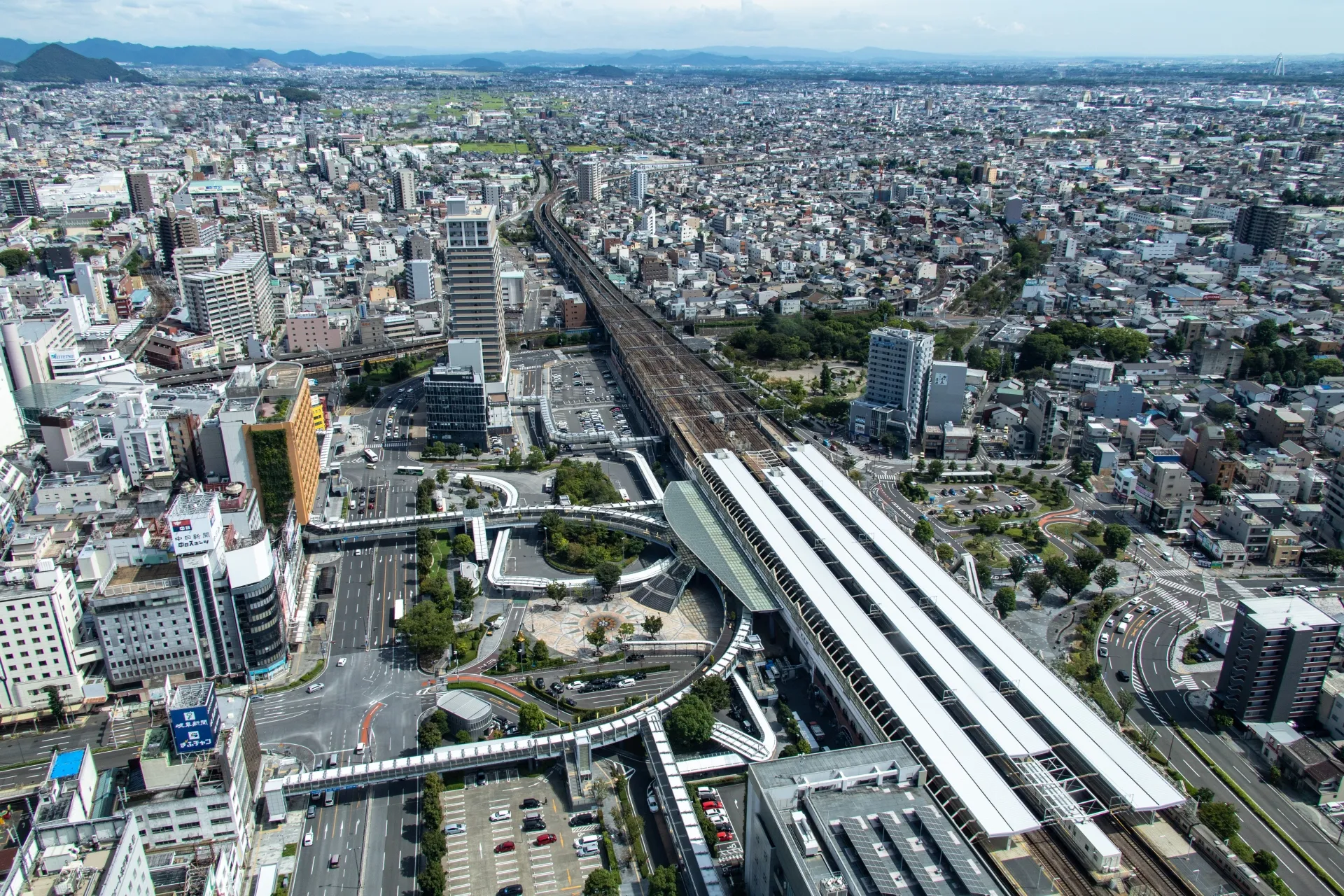 木曽三川と岐阜県の住宅街、山並みの眺め