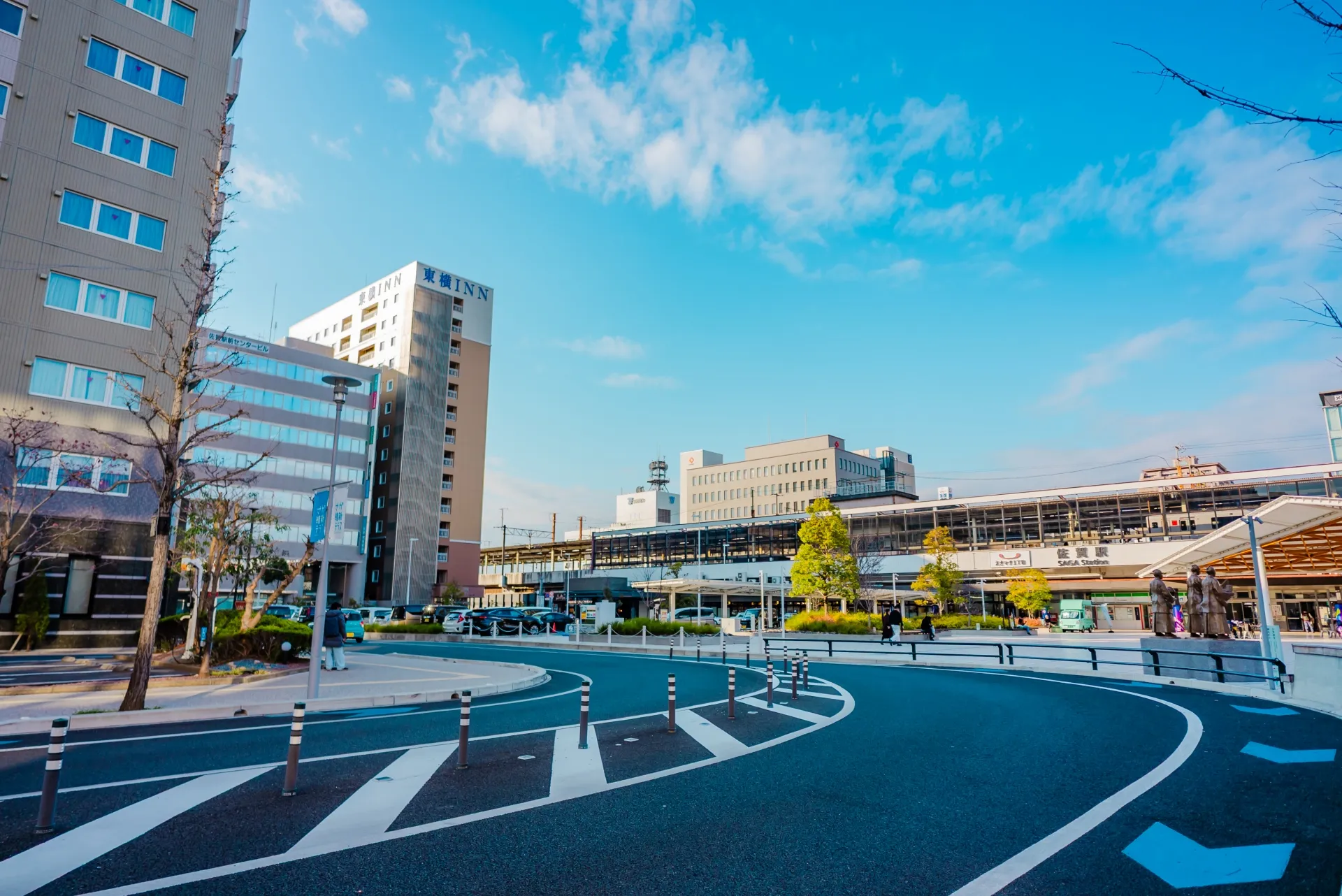 青空が広がる佐賀駅前の街並み