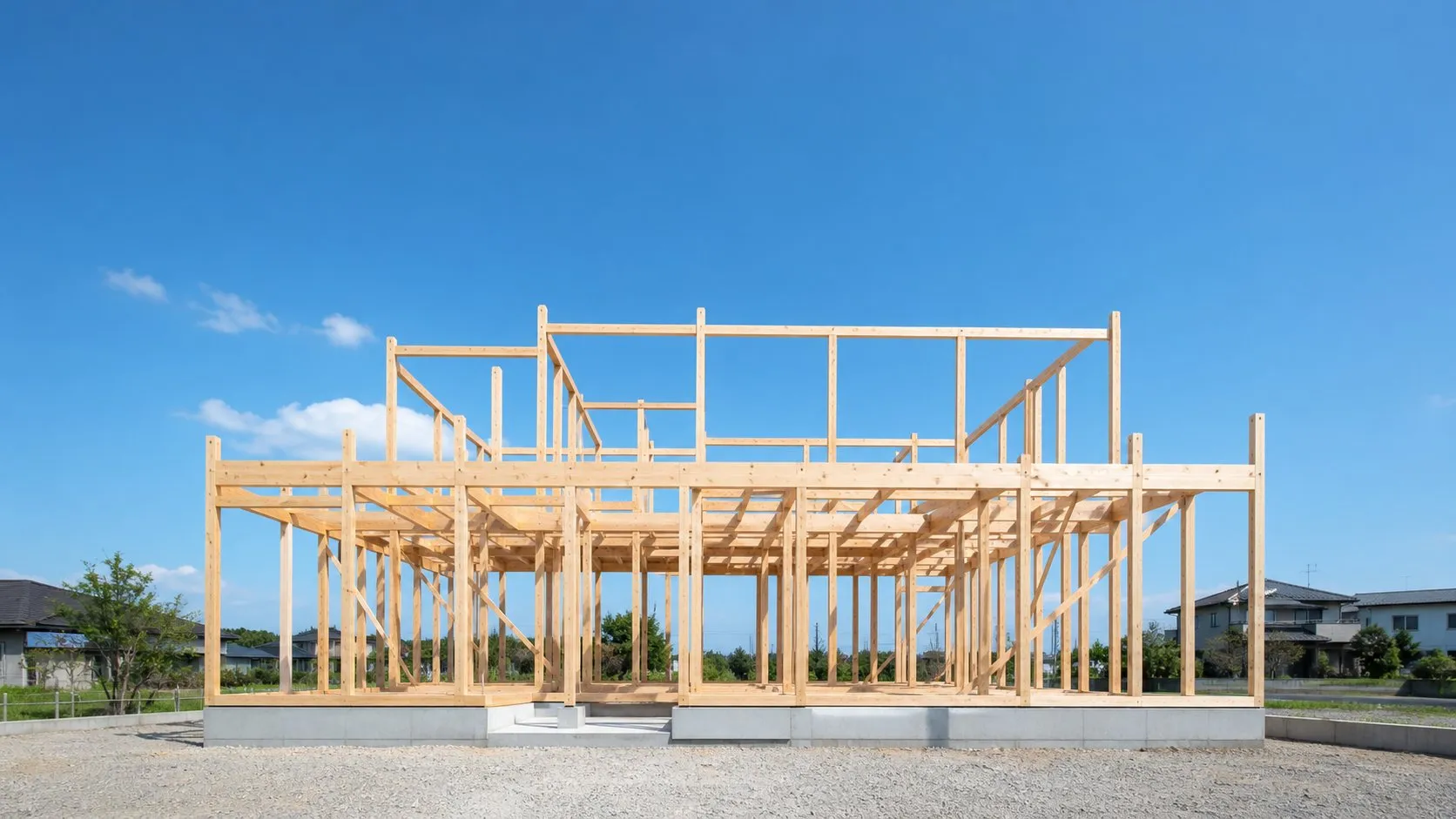 上棟直後の木造住宅。柱と梁の骨組みだけが組み上がり、屋根はまだかかっていない