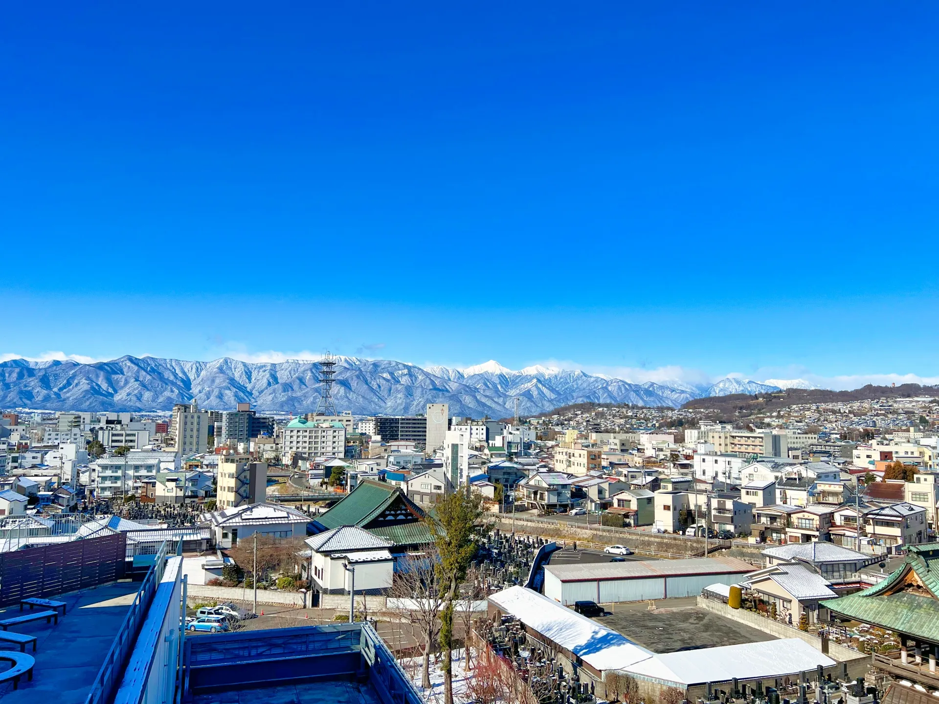 北アルプスを望む長野県の住宅街の眺め