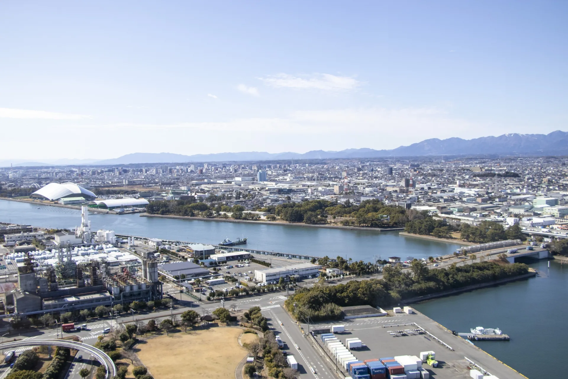 四日市の工業地帯と津・伊勢を望む三重県の街並みの眺め
