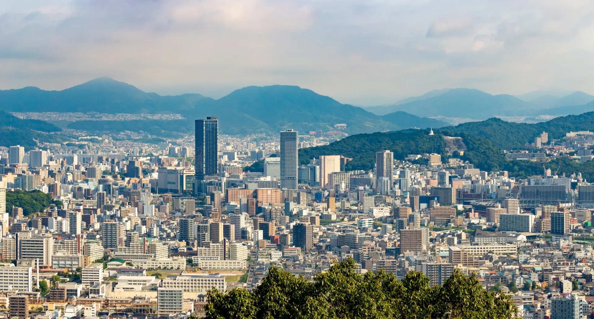 山に囲まれた広島市の市街地の眺め