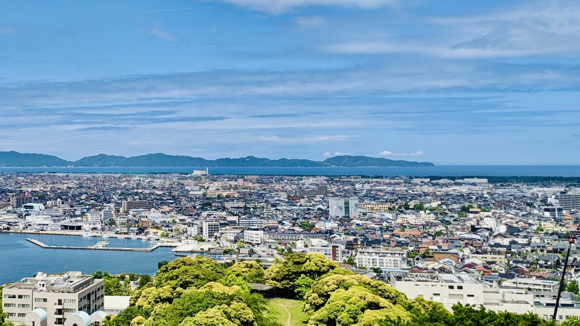 日本海と市街地を望む鳥取県の街並み