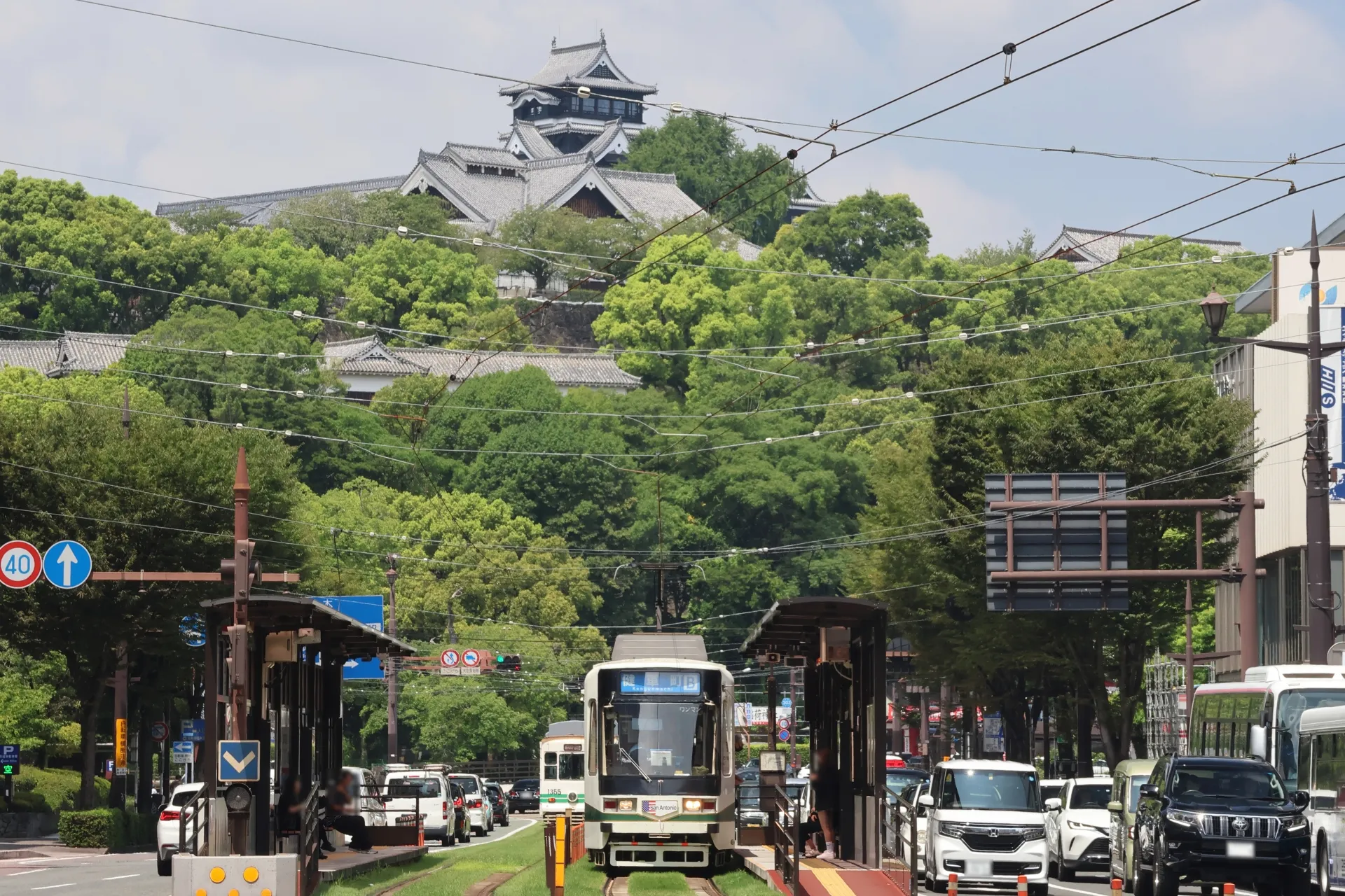 熊本城を望む熊本市の中心市街地と路面電車