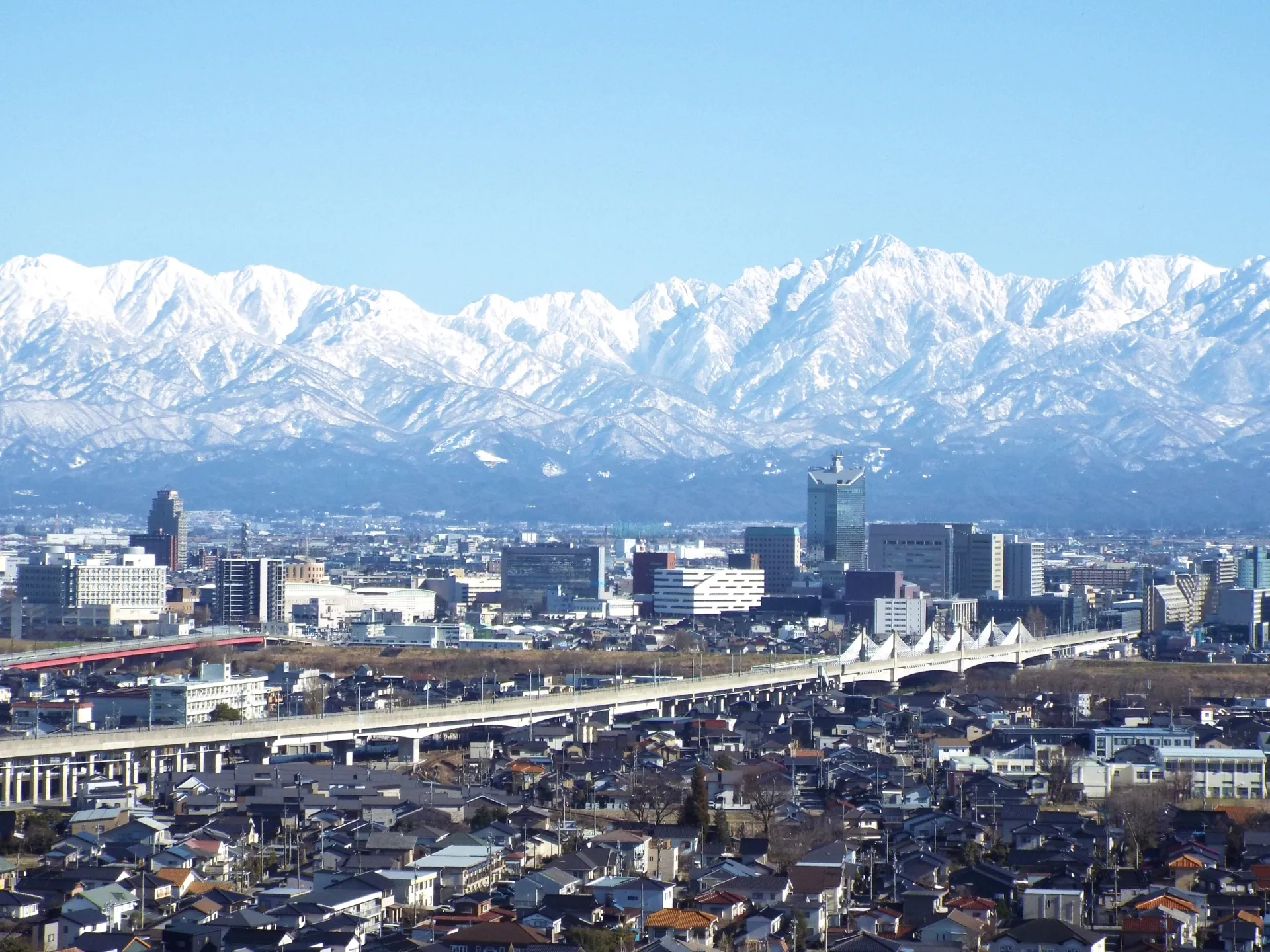 富山県の街並みと山々の風景