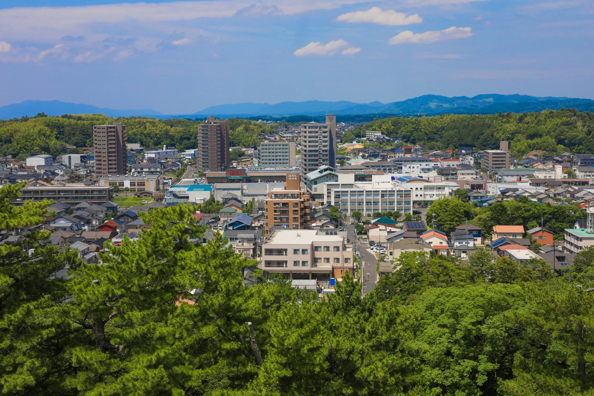 緑に囲まれた島根県松江市の市街地の眺め