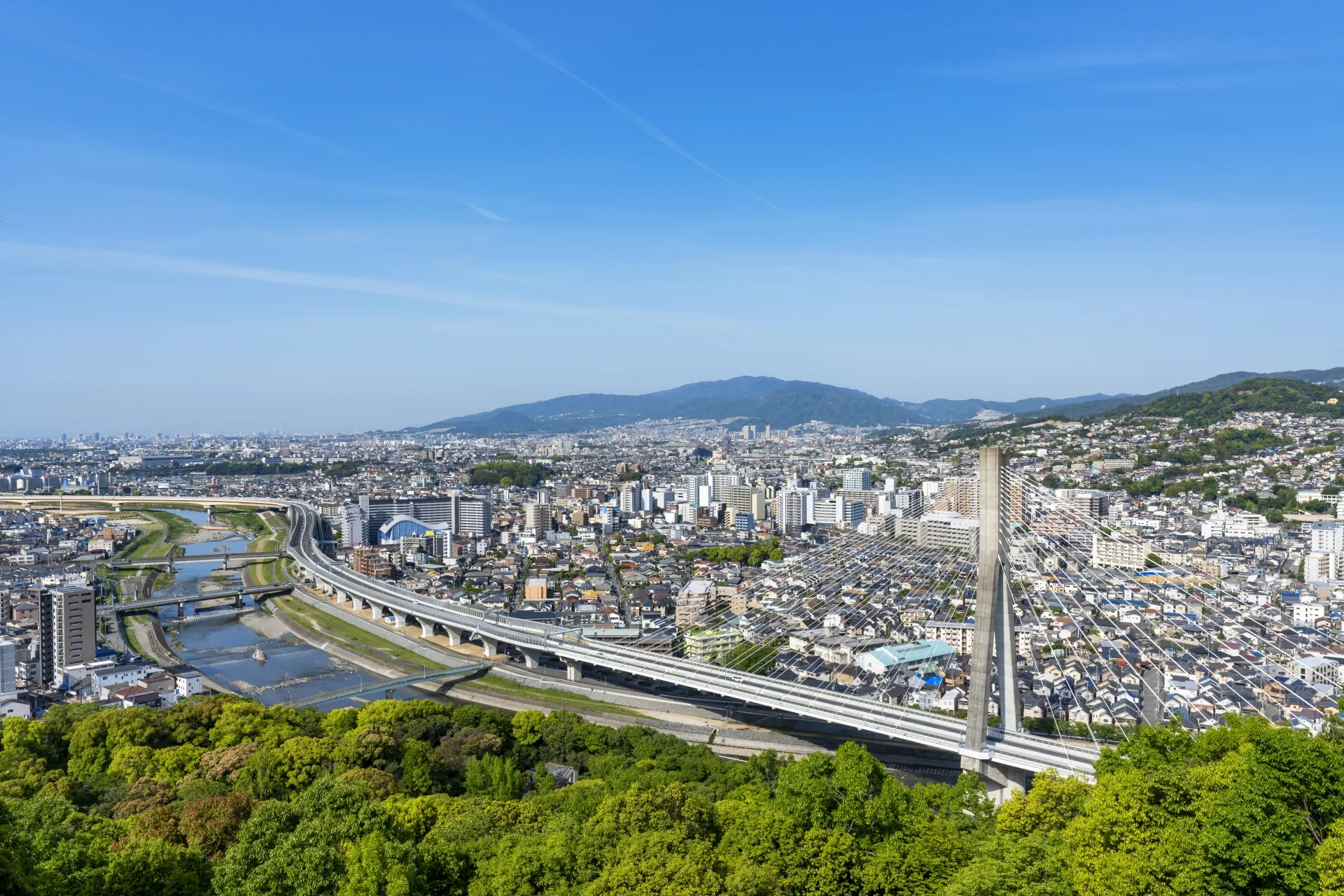 箕面・豊中など北摂エリアの住宅街と山並みの眺め