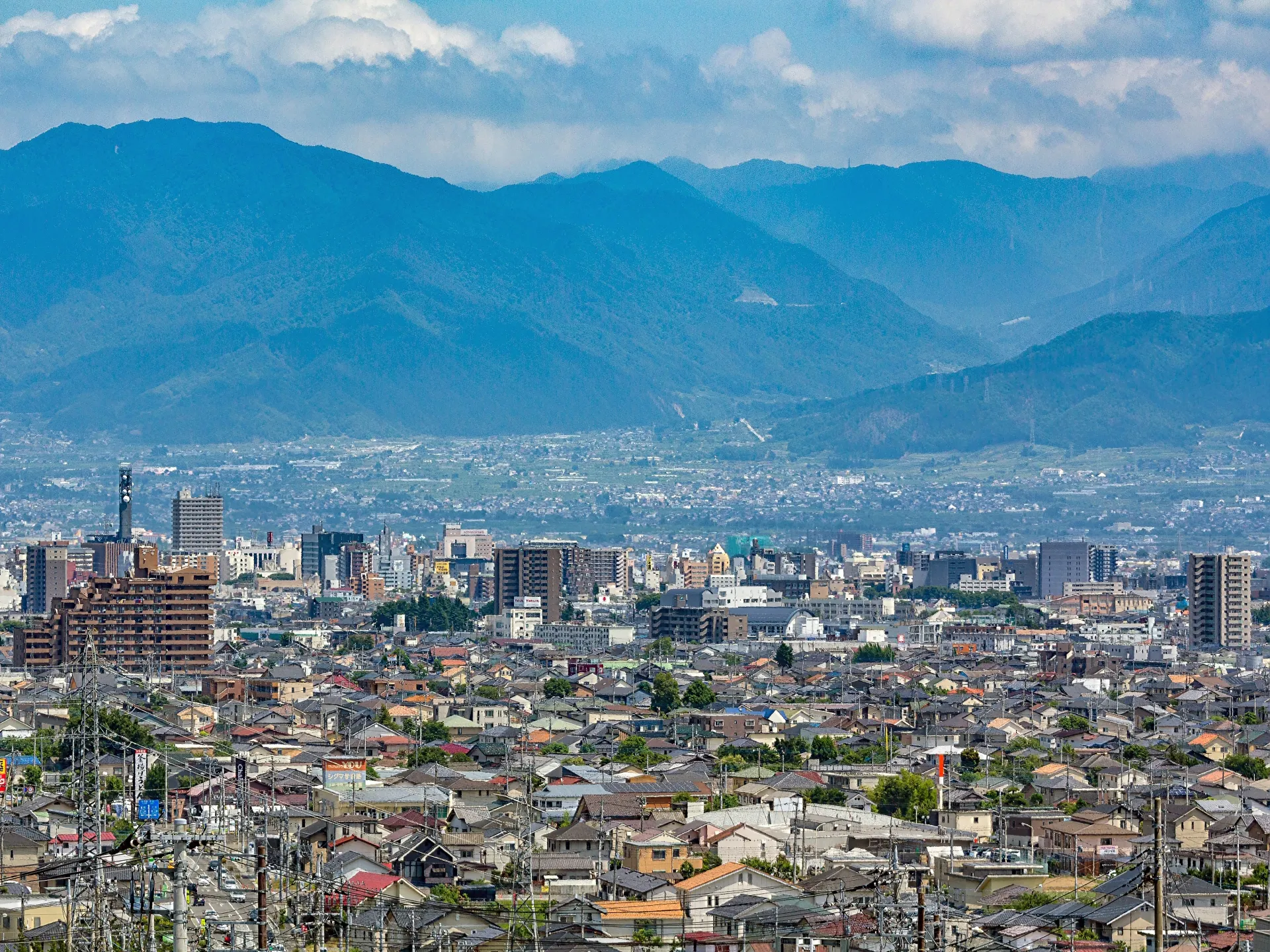 山梨県の街並みと山並みの風景